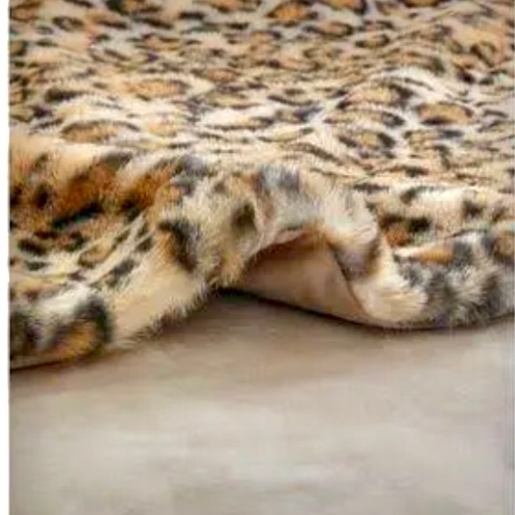 Faux Fur Leopard Print
(NWT
Throw~Martha Stewart
Collection~Created Macy' - Picture 3 of 7